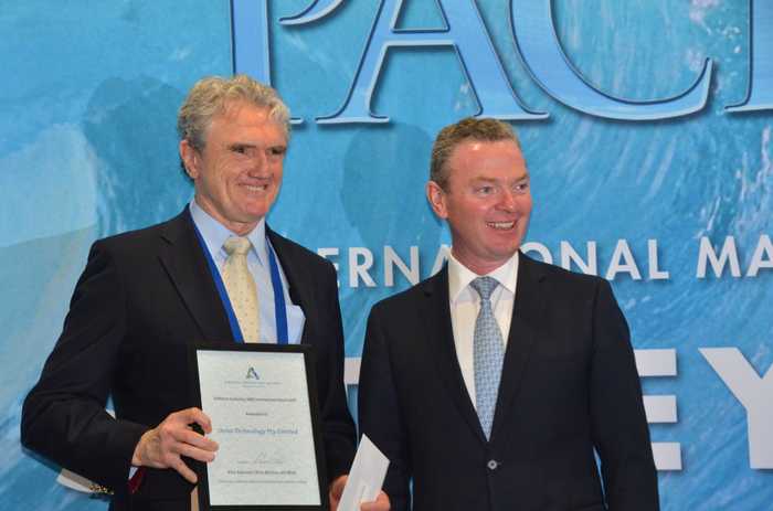 Robert Dane – CEO of OCIUS accepting award from Christopher Pyne – Minister of Defence Industry